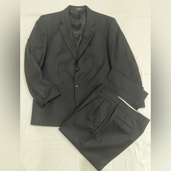 Jones New York 2 Piece Mens Suit Size 41S 34.5x30 Black Pinstriped 100% Wool - Picture 1 of 16
